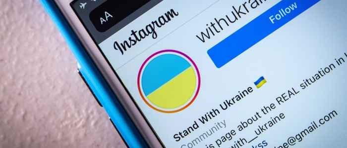 Mobiele telefoon met een supportpagina voor Oekraïne