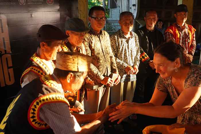 Barbara Titus hands over the digital archive to the descendants of those people whose voices were recorded.