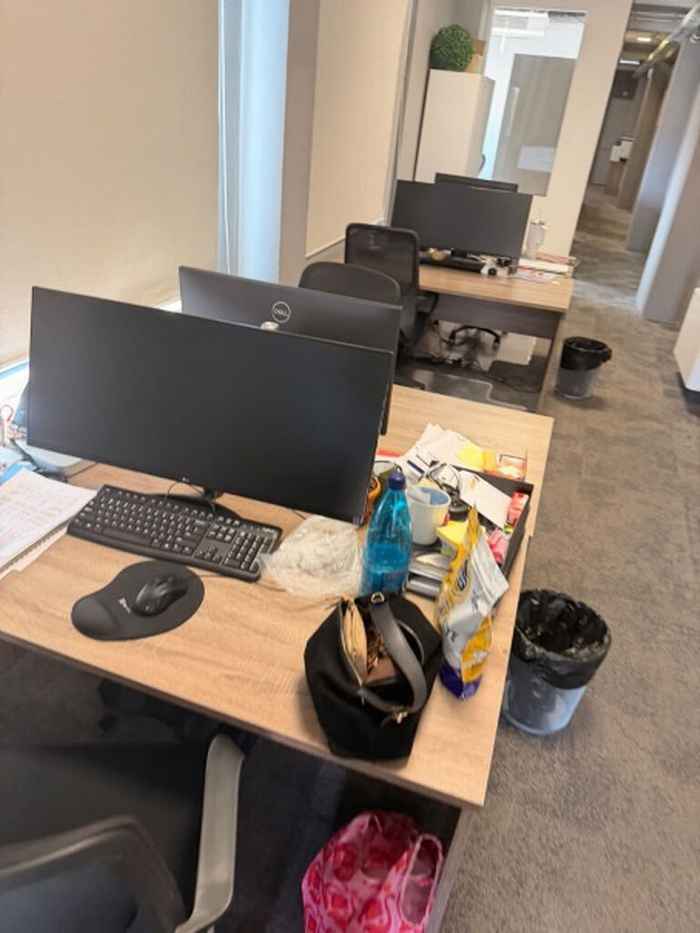 Bureaus met monitors, werkplek van Jada